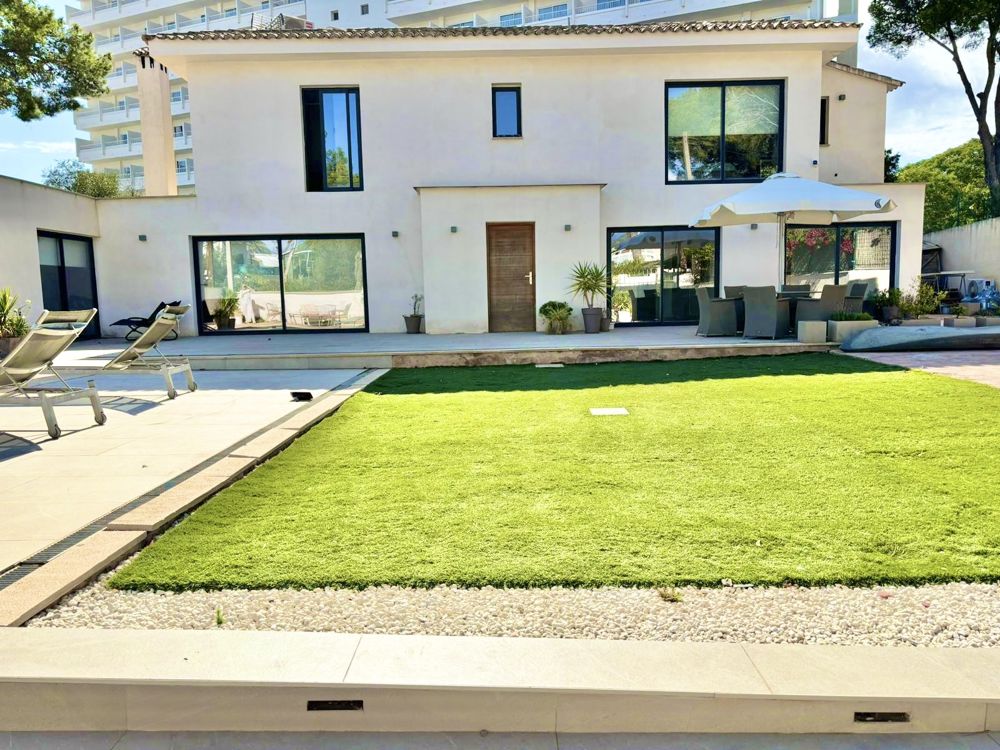 Modern villa in walking distance to the beach in Palmanova